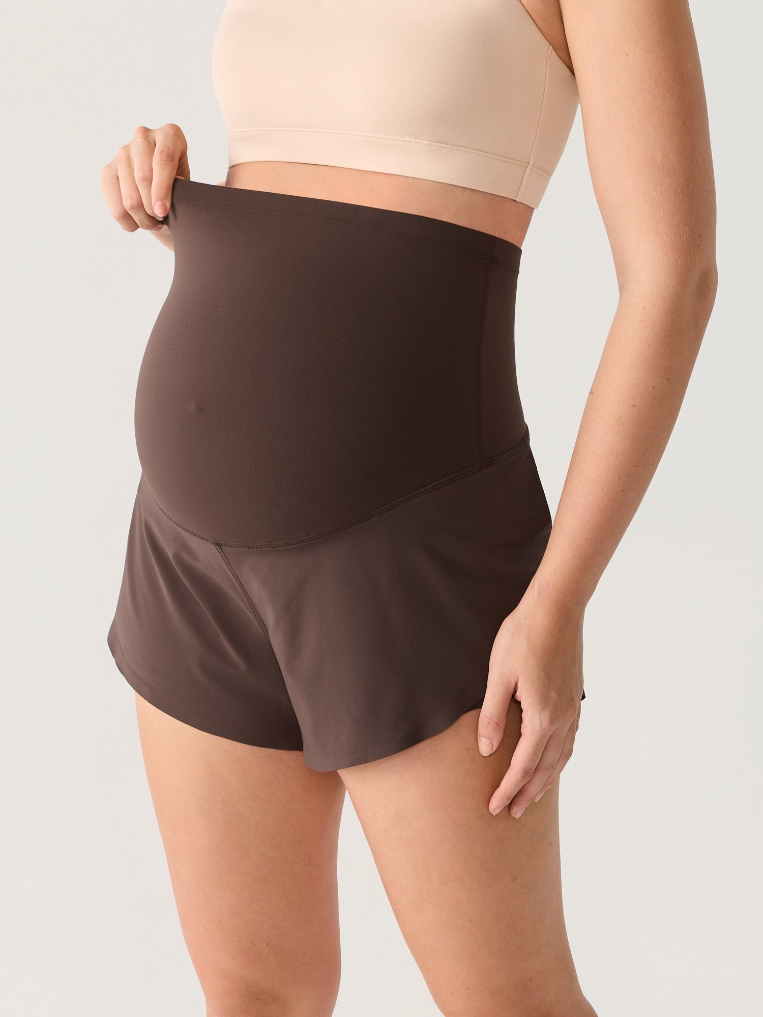 Gravidshorts med lommer – Bloomove™ dolphin shorts i dobbelt lag