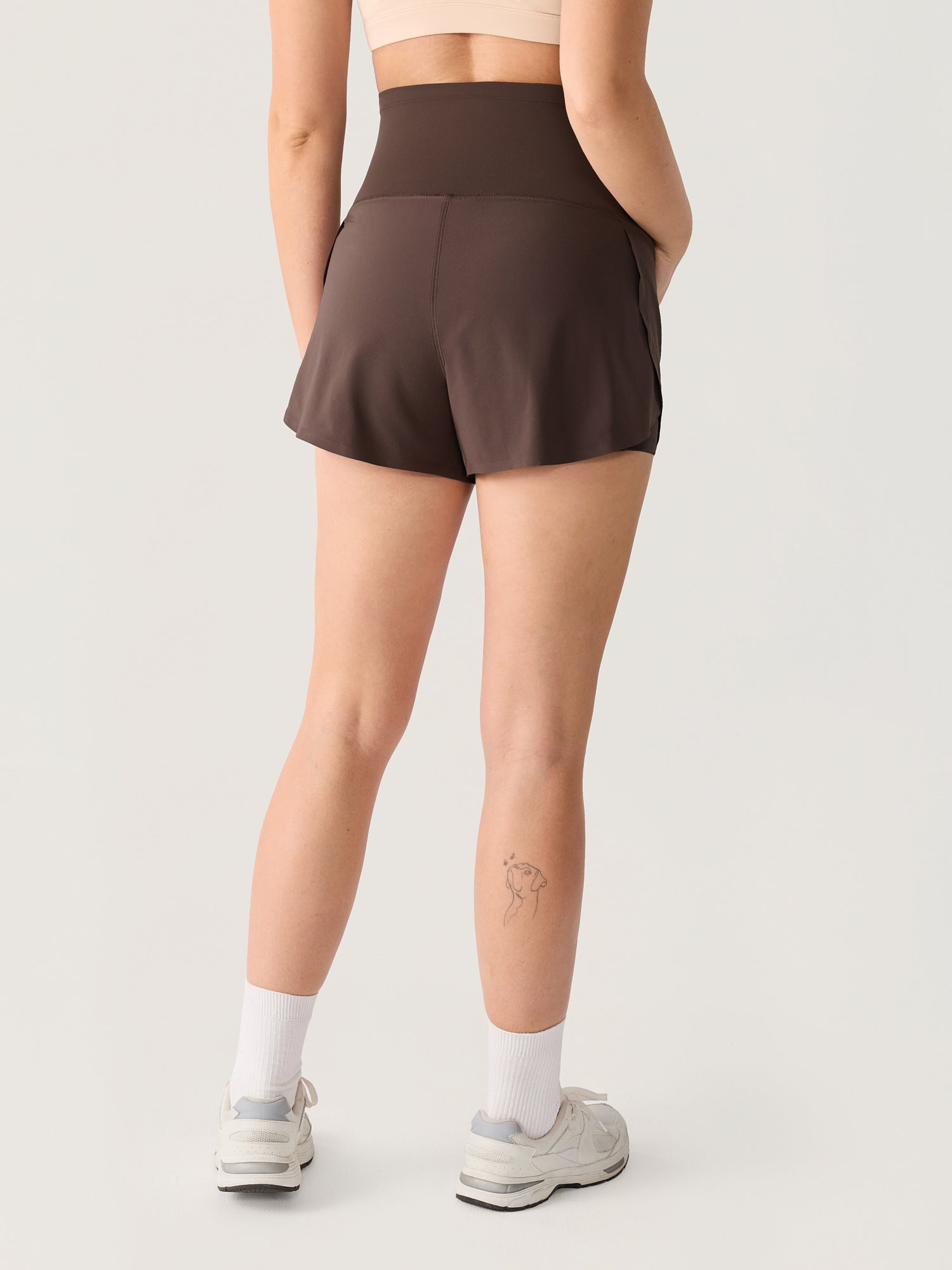 Gravidshorts med lommer – Bloomove™ dolphin shorts i dobbelt lag