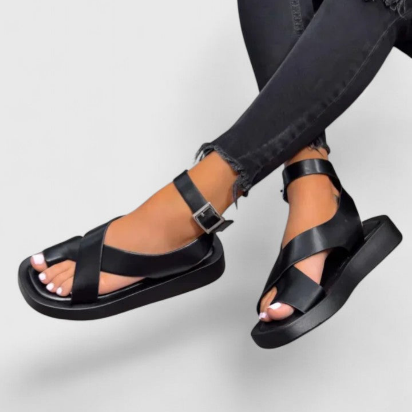 Mae | Flatform-sandaler i skinn med tåring og kryssende ankelstropp