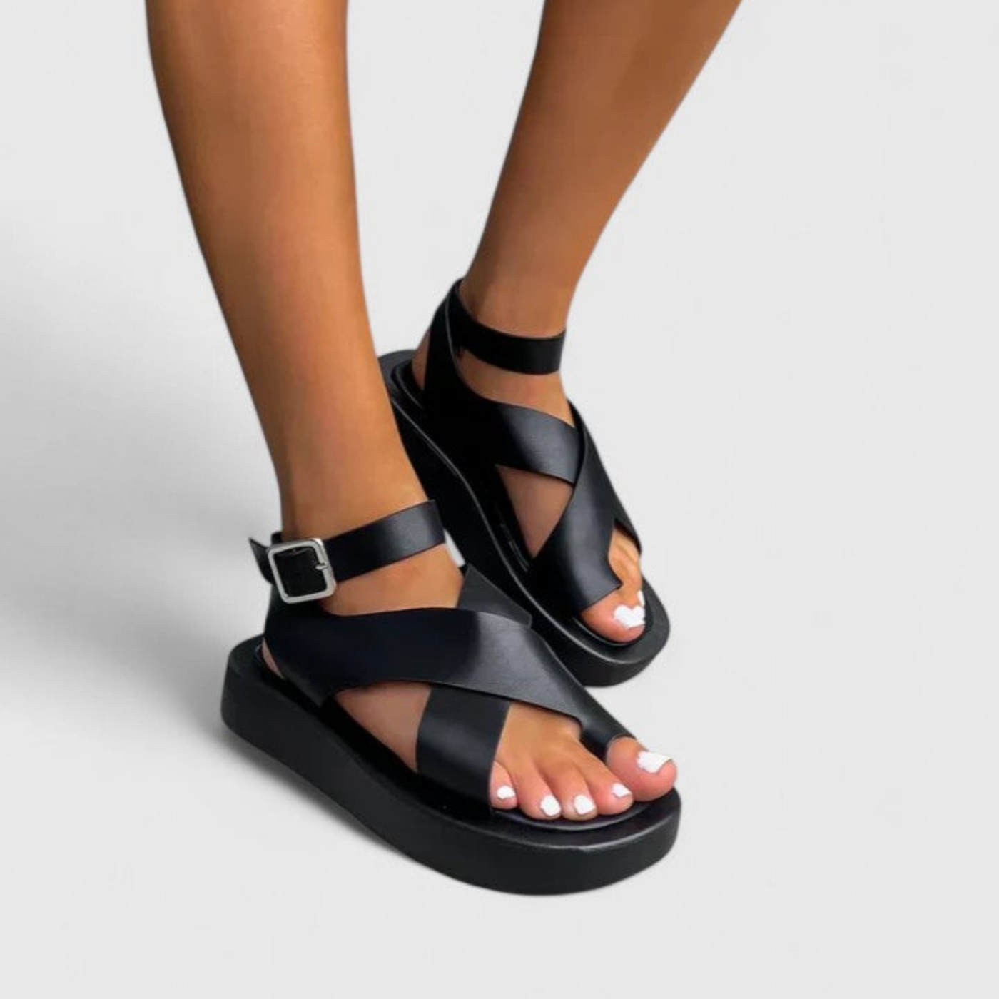 Mae | Flatform-sandaler i skinn med tåring og kryssende ankelstropp