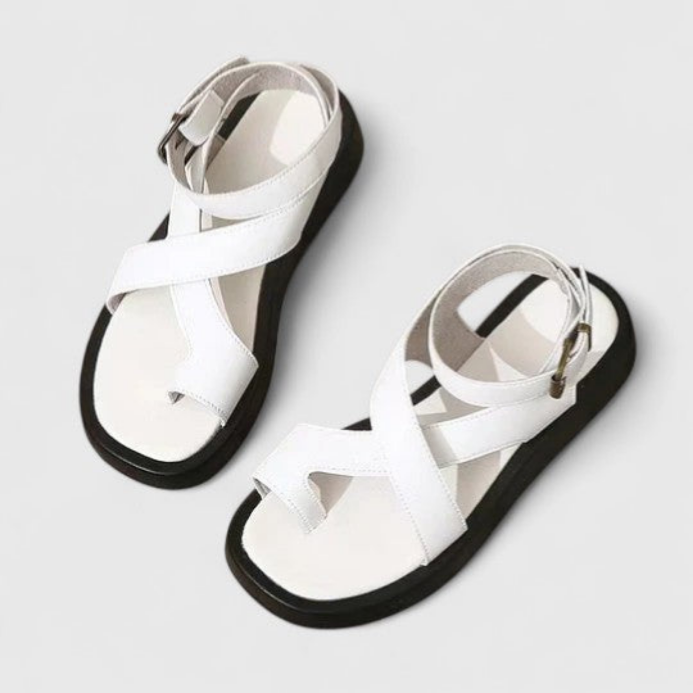 Mae | Flatform-sandaler i skinn med tåring og kryssende ankelstropp
