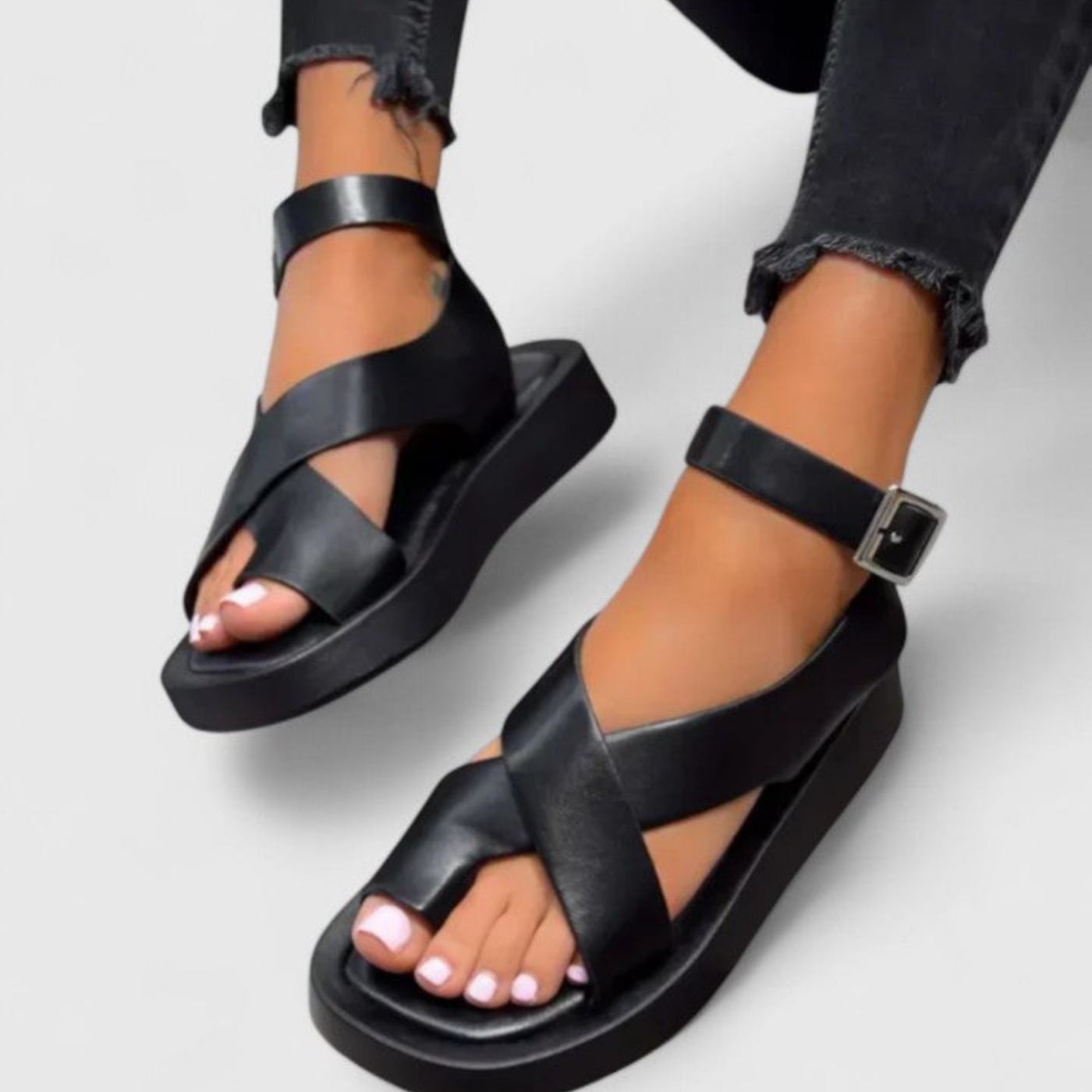 Mae | Flatform-sandaler i skinn med tåring og kryssende ankelstropp – Svart