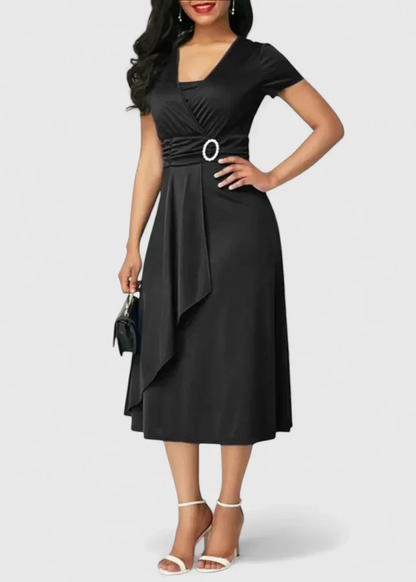 Marlowe | Elastisk rynket omslagsmidikjole med rhinestone-spenne