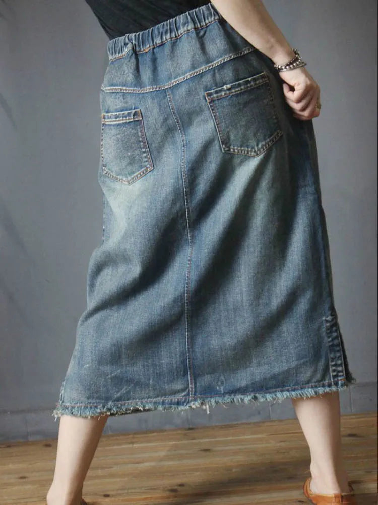 Elegant denimskjørt med bokstavtrykk og uregelmessig nederkant