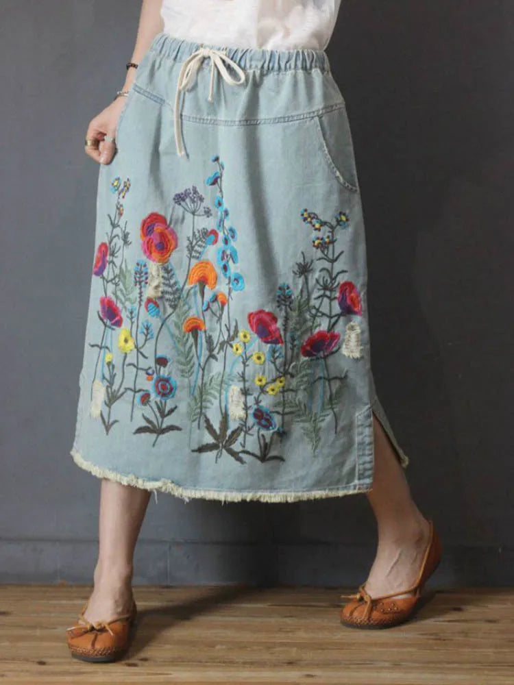 Elegant denimskjørt med bokstavtrykk og uregelmessig nederkant