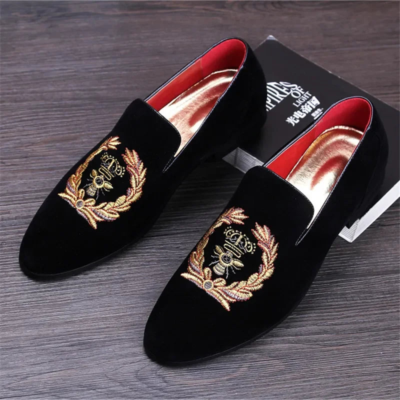 Loafers i fløyel med brodert våpenskjold