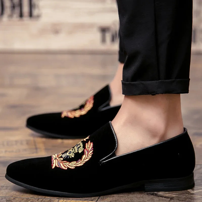 Loafers i fløyel med brodert våpenskjold