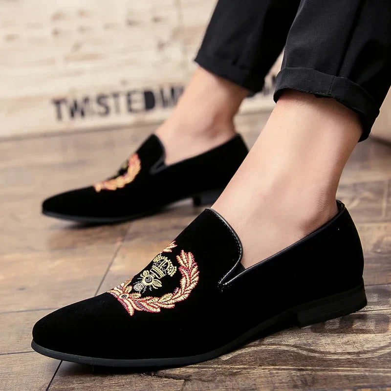 Loafers i fløyel med brodert våpenskjold
