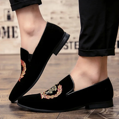 Loafers i fløyel med brodert våpenskjold