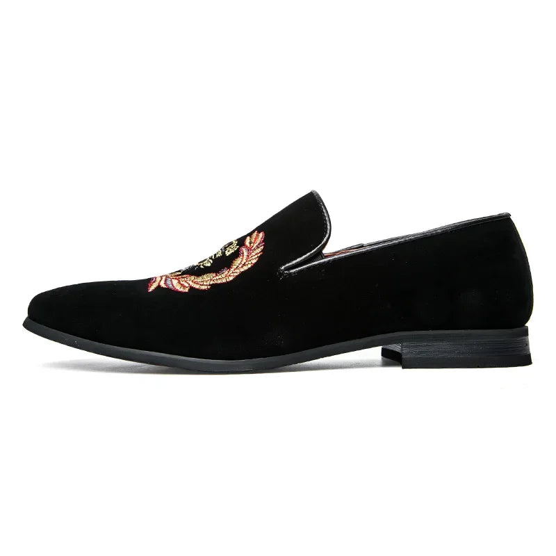 Loafers i fløyel med brodert våpenskjold