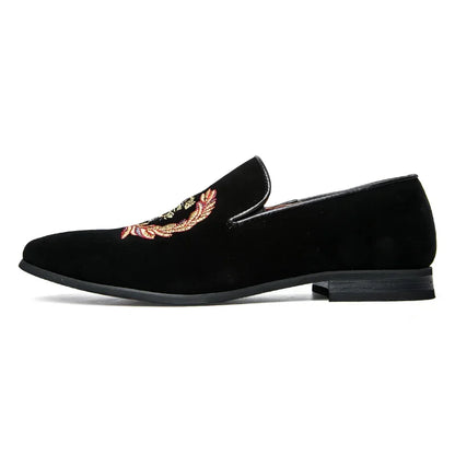 Loafers i fløyel med brodert våpenskjold