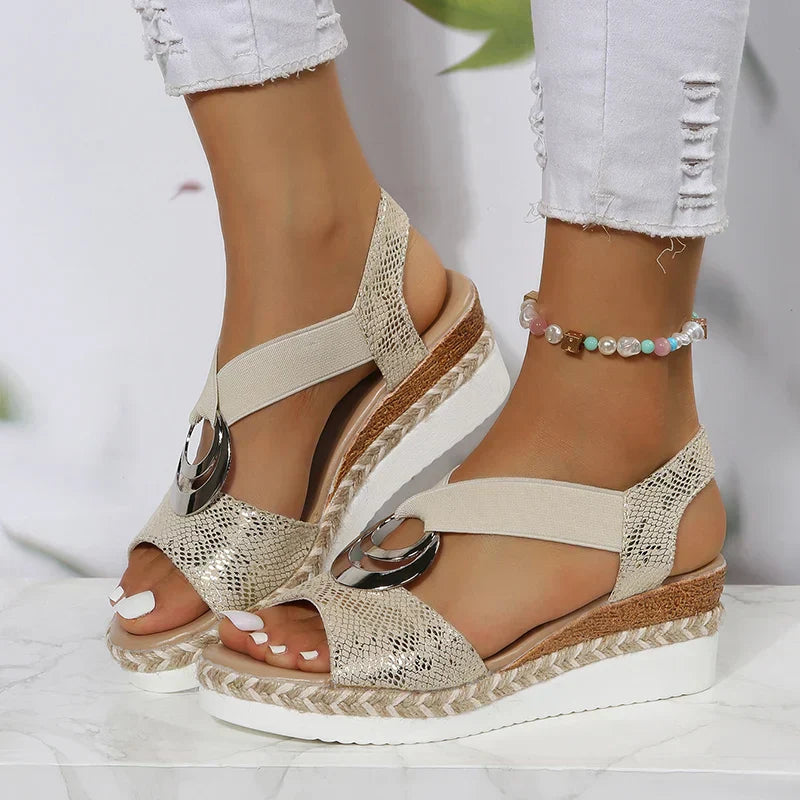 Sandaler med slangetrykk og kilehæl