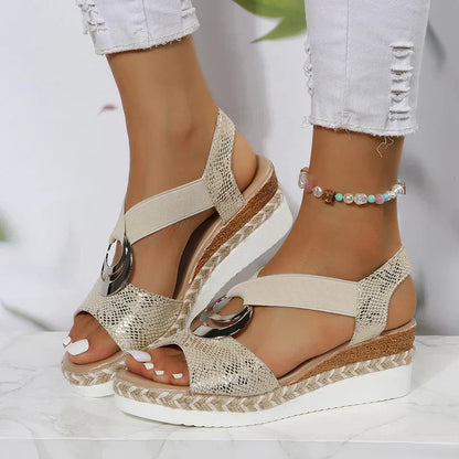Sandaler med slangetrykk og kilehæl