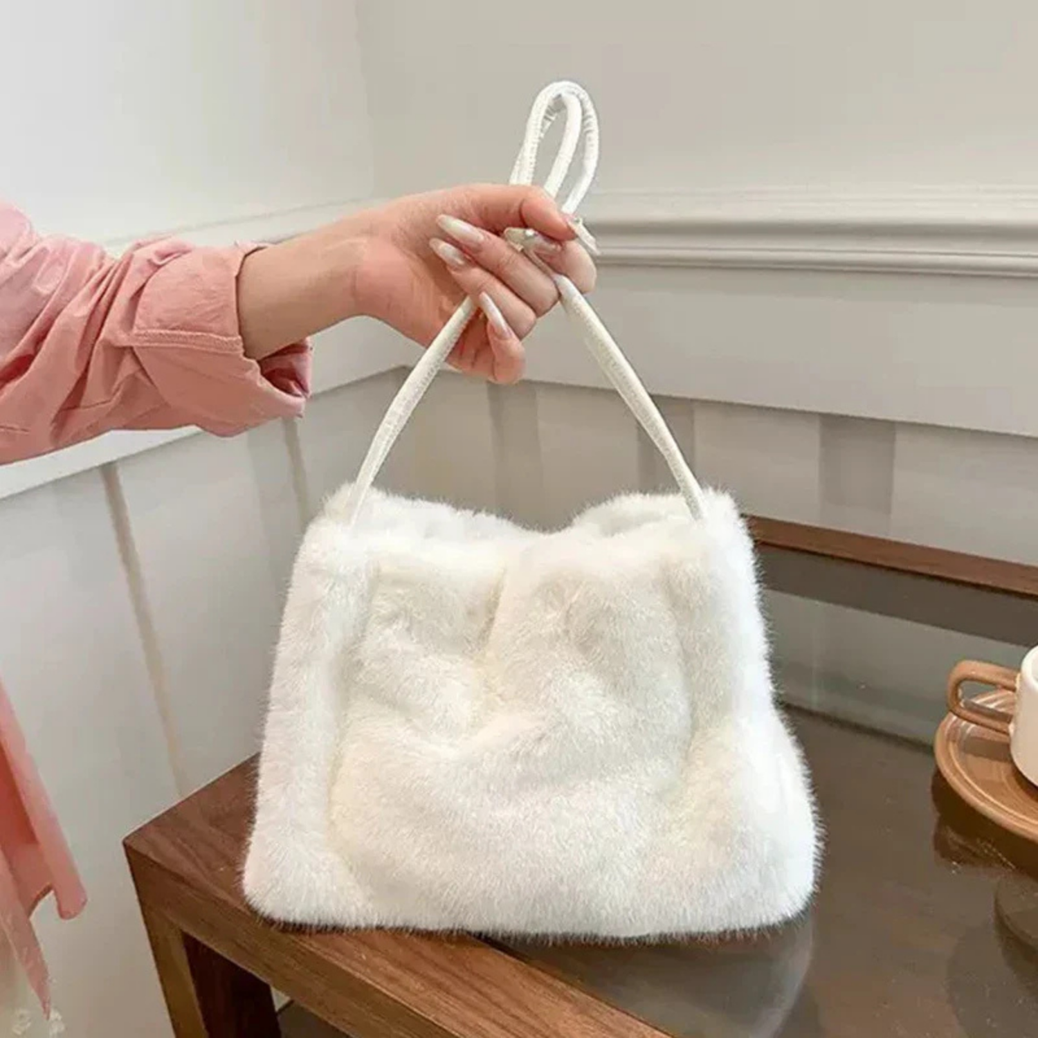 Mochi | Skulderveske i fuskepels med myk skinnstropp
