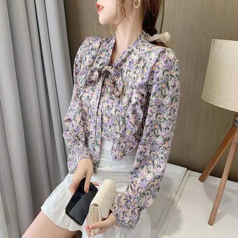 Blomstret bluse med sløyfekrage