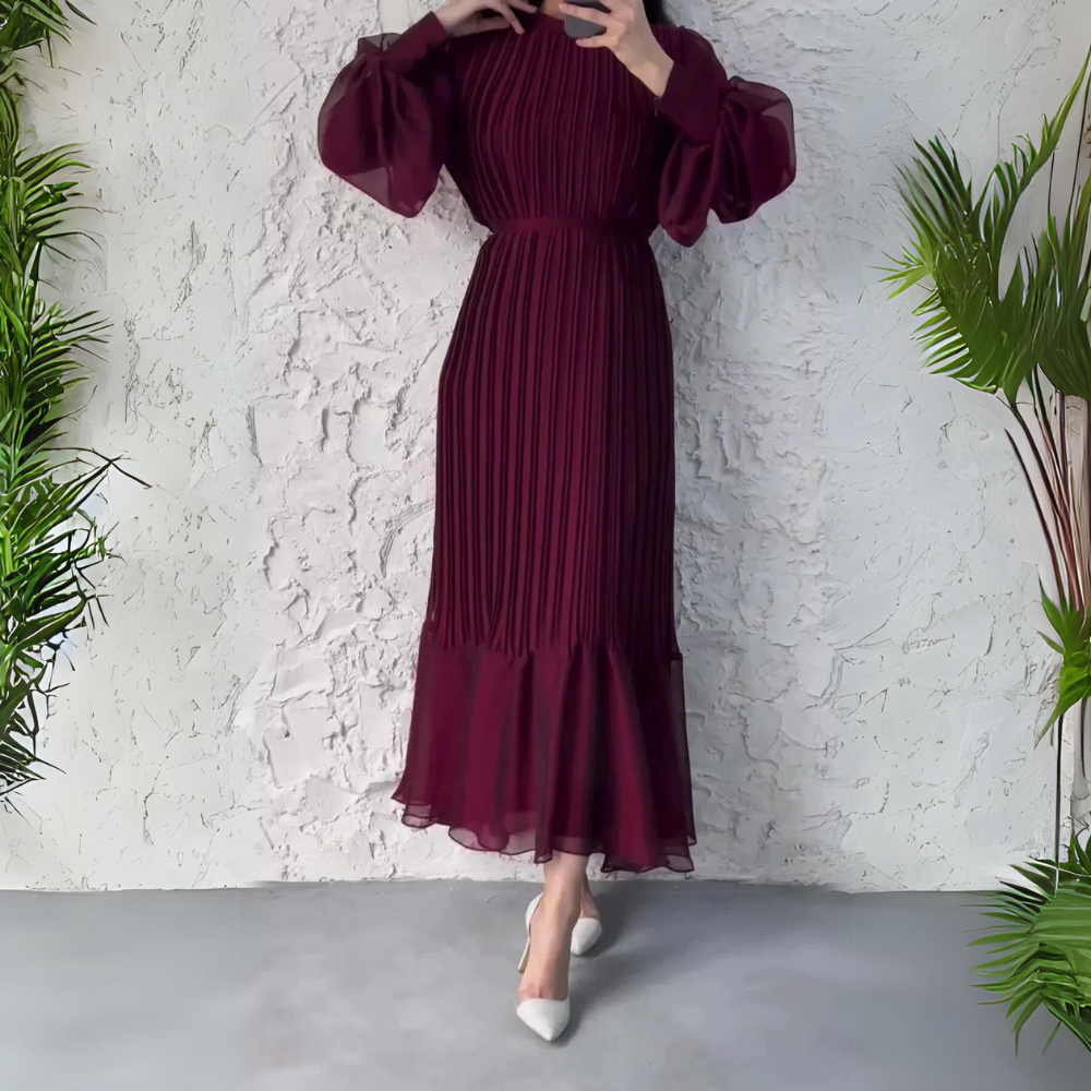 Nadine | Plissert langermet maxikjole i chiffon med ståkrage