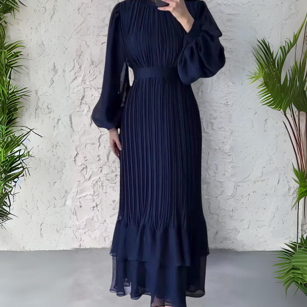 Nadine | Plissert langermet maxikjole i chiffon med ståkrage – Marineblå