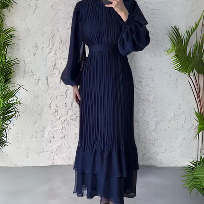 Nadine | Plissert langermet maxikjole i chiffon med ståkrage – Marineblå