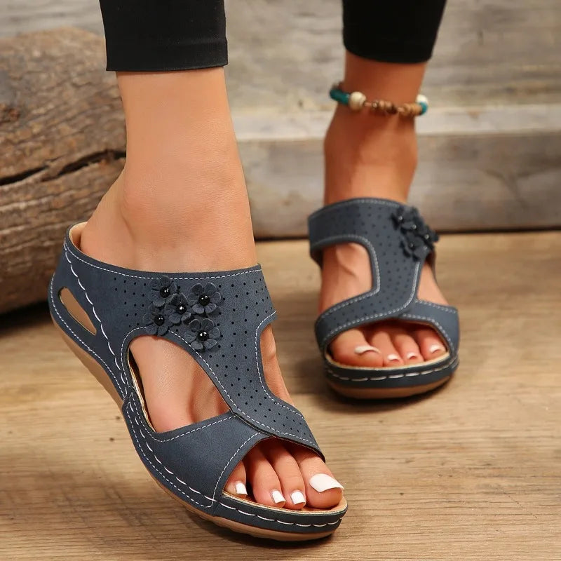 Sommerlige sandaler med kilehæl og retro blomstermønster