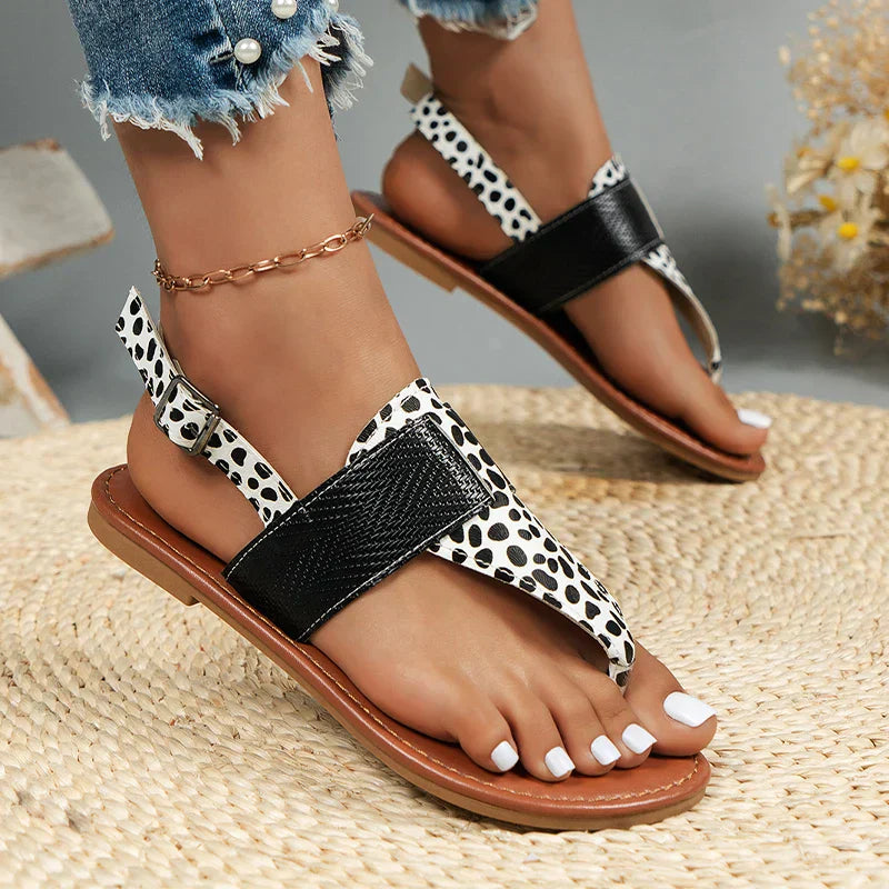 Avslappede sandaler med slingback på stranden