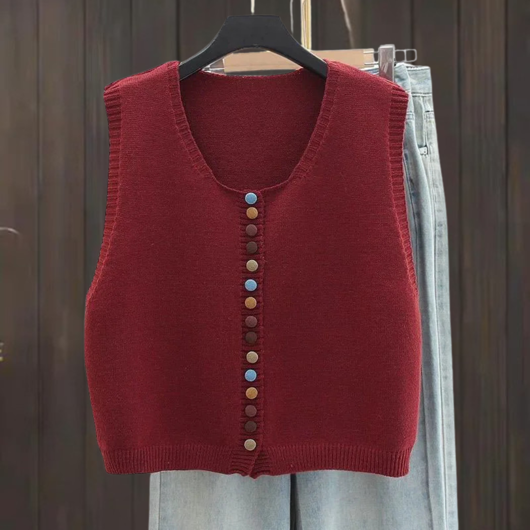Klaerigo | STRIKKEVEST MED FARGEDE KNAPPER – Bordeaux