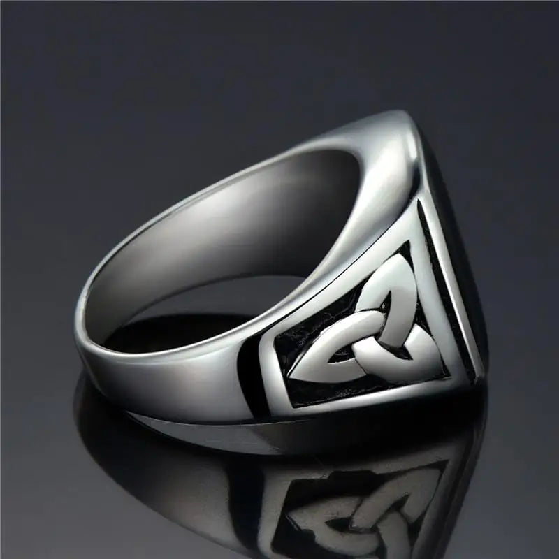 Signetring av titanstål med Odin-symbol