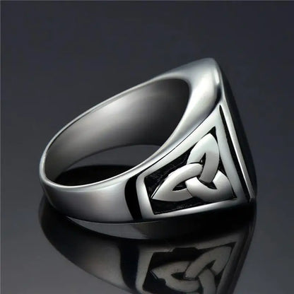 Signetring av titanstål med Odin-symbol