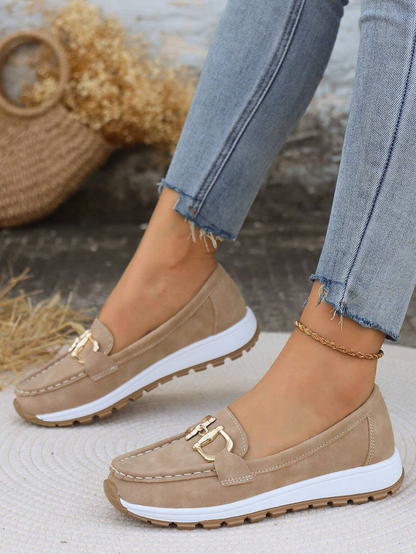 Remi | Slip-on-platåloafers i semsket skinn med kjededetalj