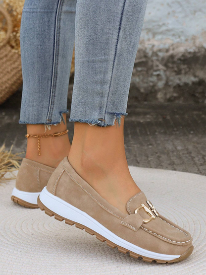 Remi | Slip-on-platåloafers i semsket skinn med kjededetalj