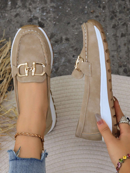 Remi | Slip-on-platåloafers i semsket skinn med kjededetalj