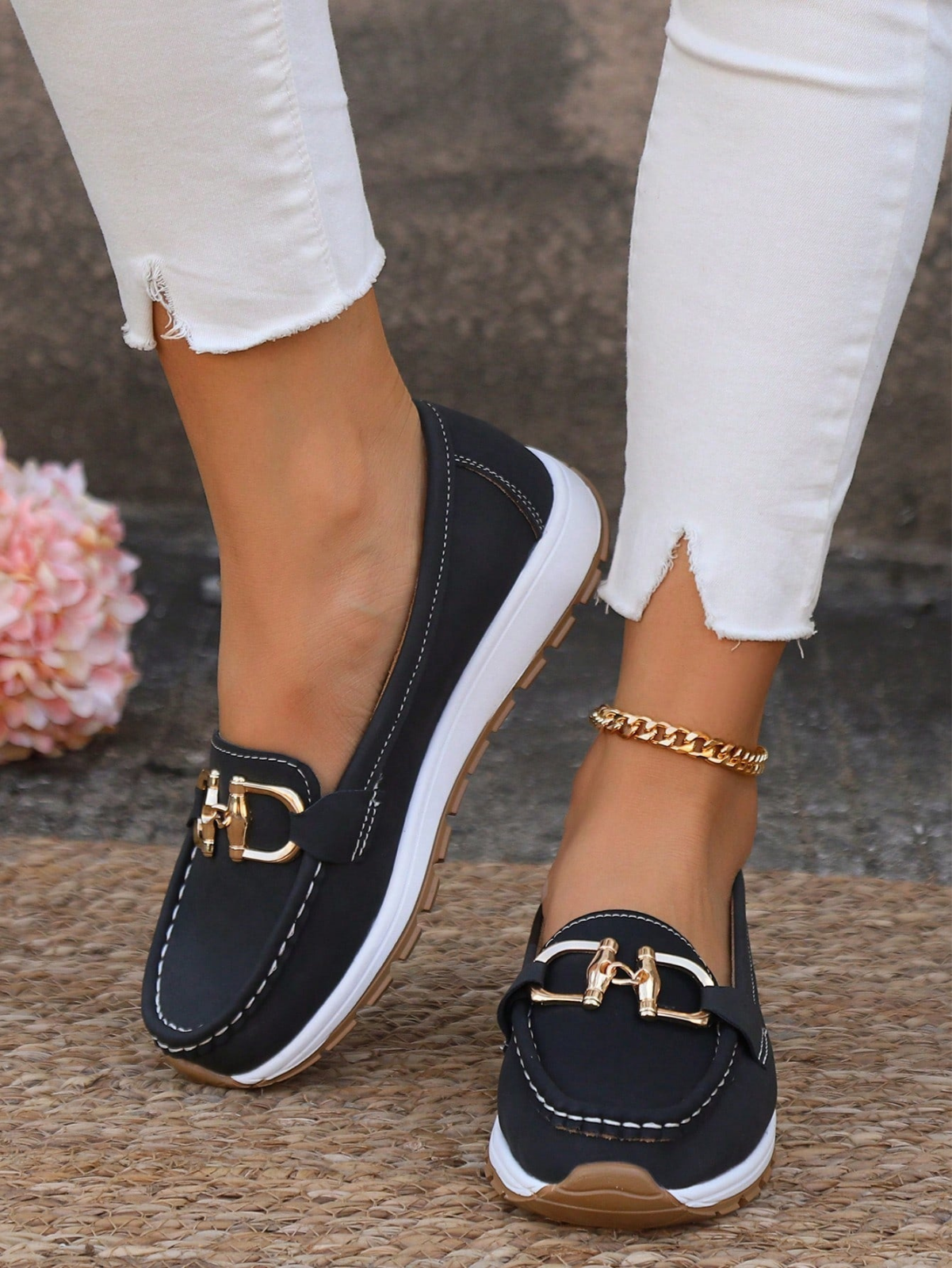 Remi | Slip-on-platåloafers i semsket skinn med kjededetalj