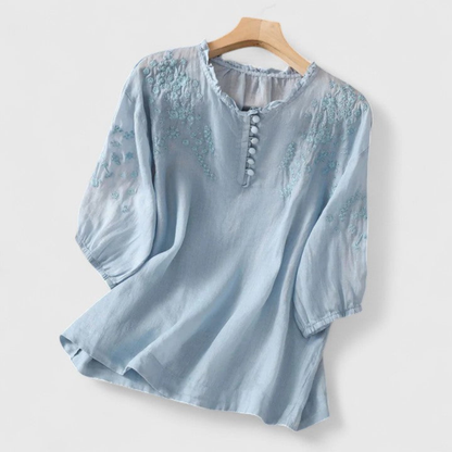 Rosie | Brodert bluse i lin med volangkrage og pomponger