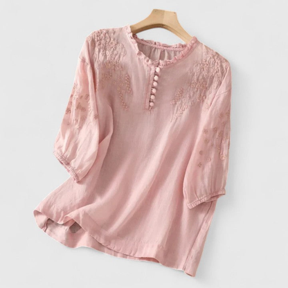 Rosie | Brodert bluse i lin med volangkrage og pomponger