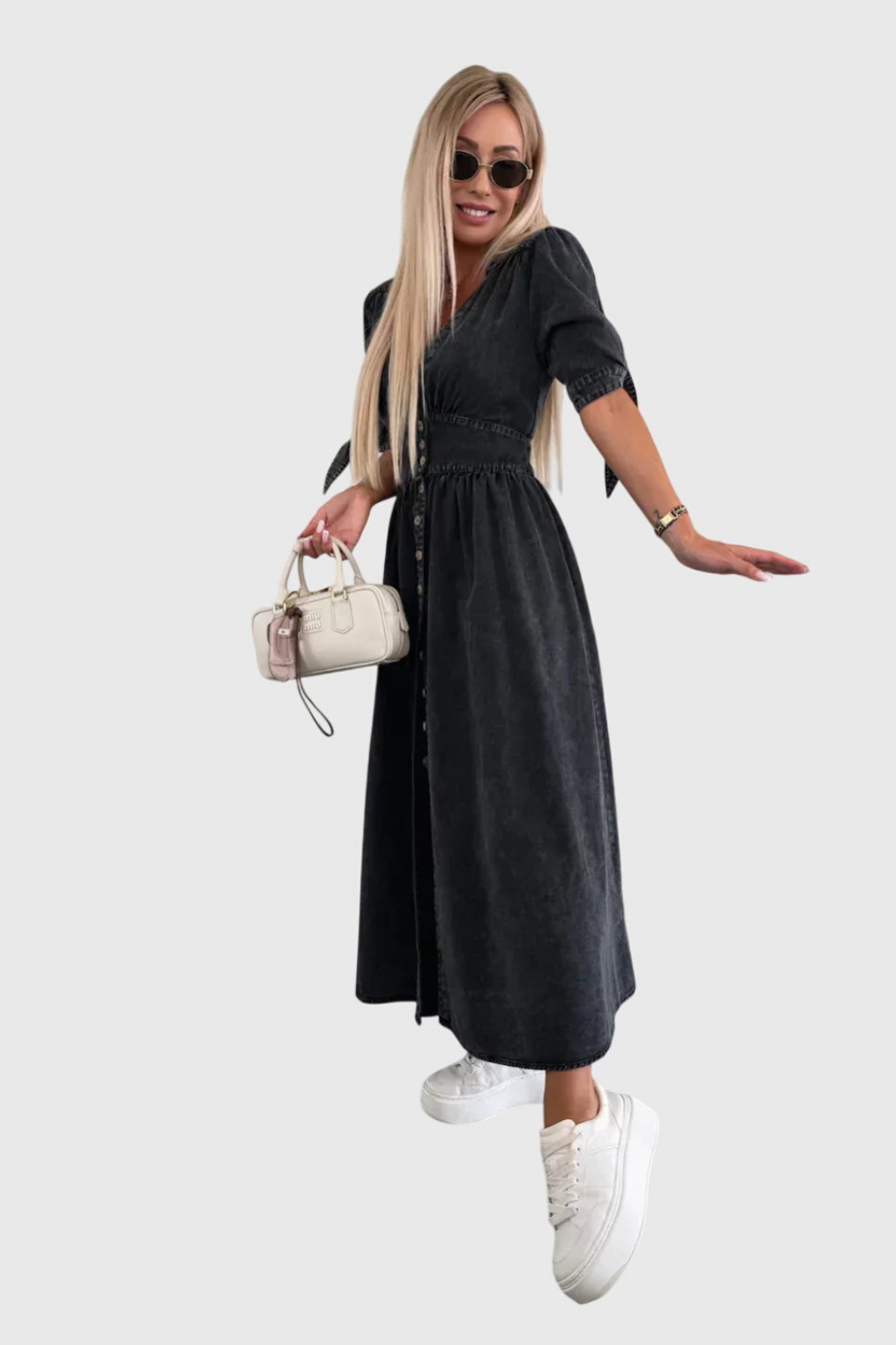 Roslyn | Maxikjole i denim med V-hals, knytemansjetter og knappefront