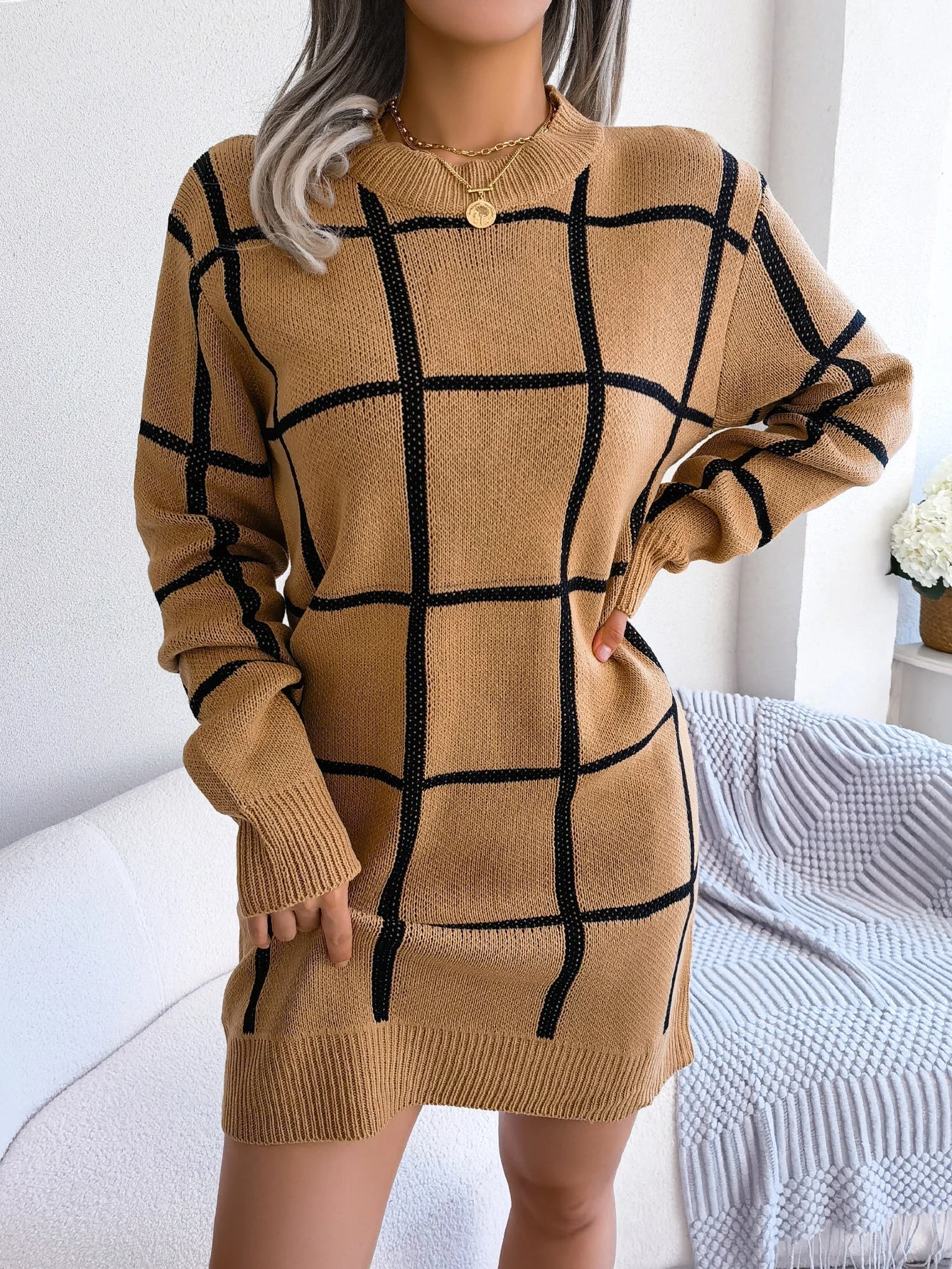 Elegant rutete kjole med lange ermer