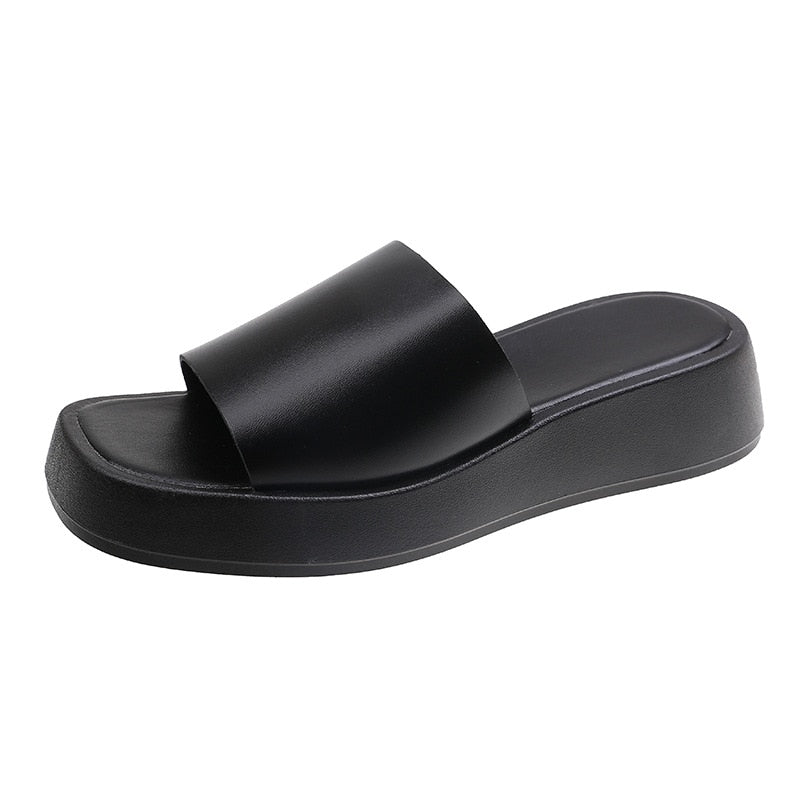 Minimalistiske slidesandaler med bred rem