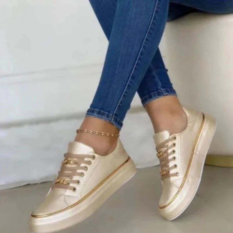 Damesneakers med Platåsåle – Store Størrelser, Lave, Skinnlook, Snøring og Sklihemmende Såle