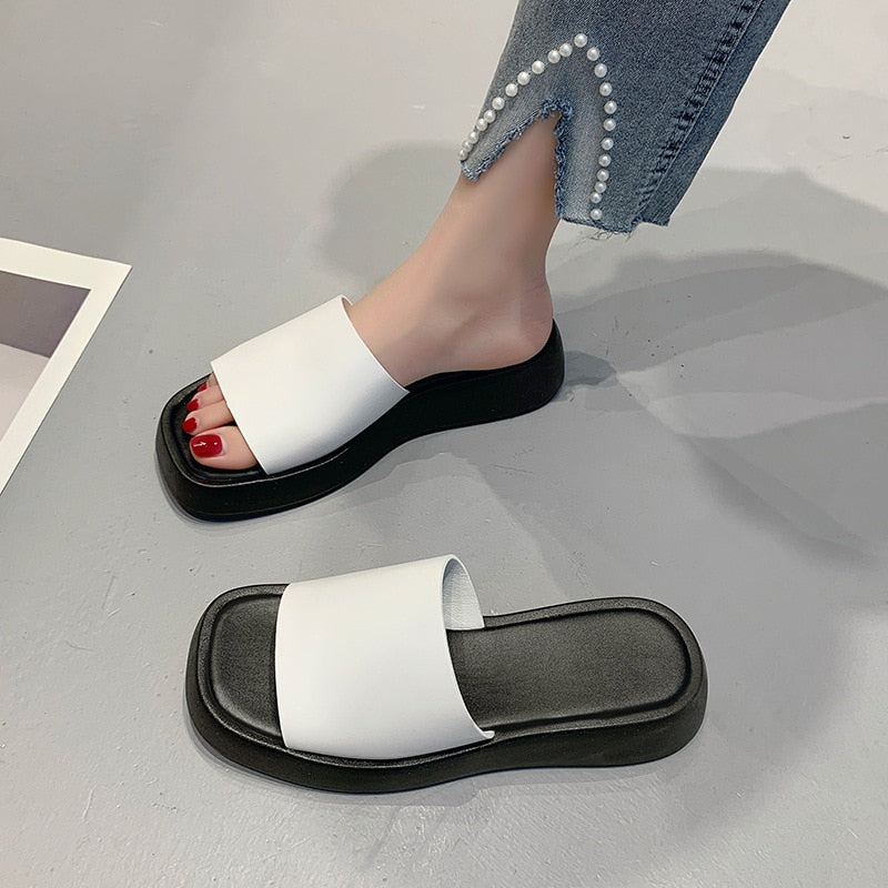 Minimalistiske slidesandaler med bred rem