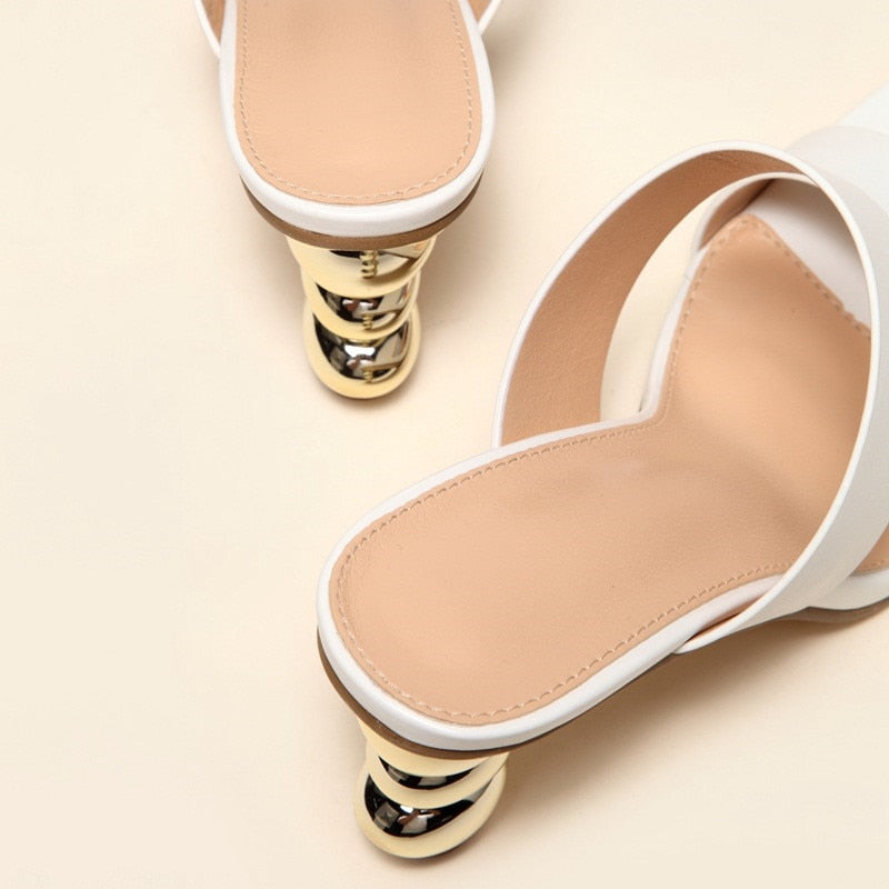 Elegante sandaler med hæl og firkantet tå