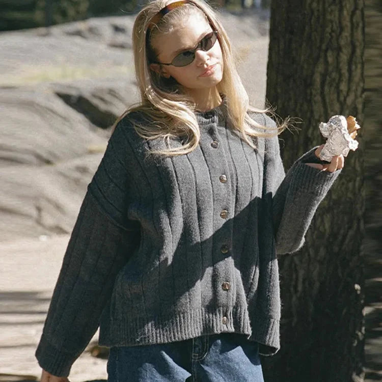 Klassisk strikkecardigan – rund hals, hel erme, løs passform (dame)