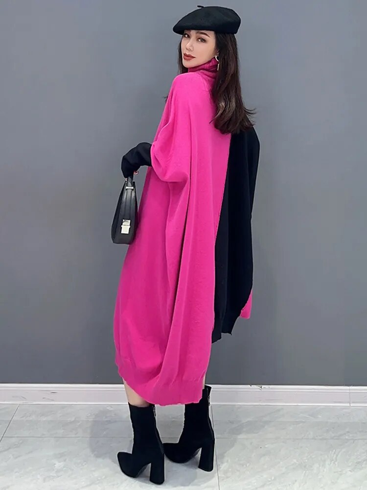Ujevn eleganse: Oversized høyhalset batwing-strikkekjole