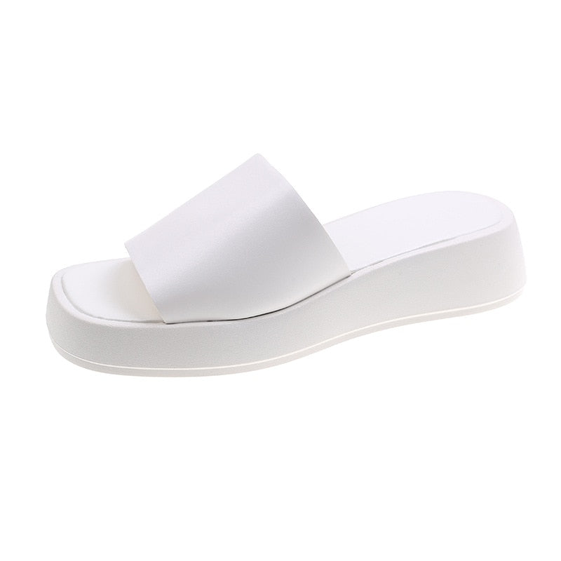 Minimalistiske slidesandaler med bred rem