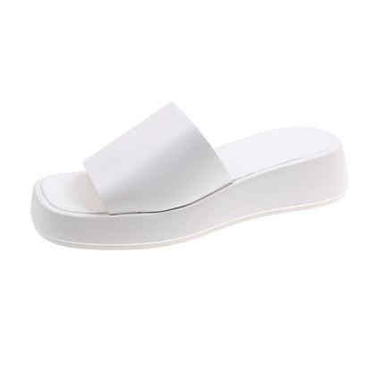 Minimalistiske slidesandaler med bred rem