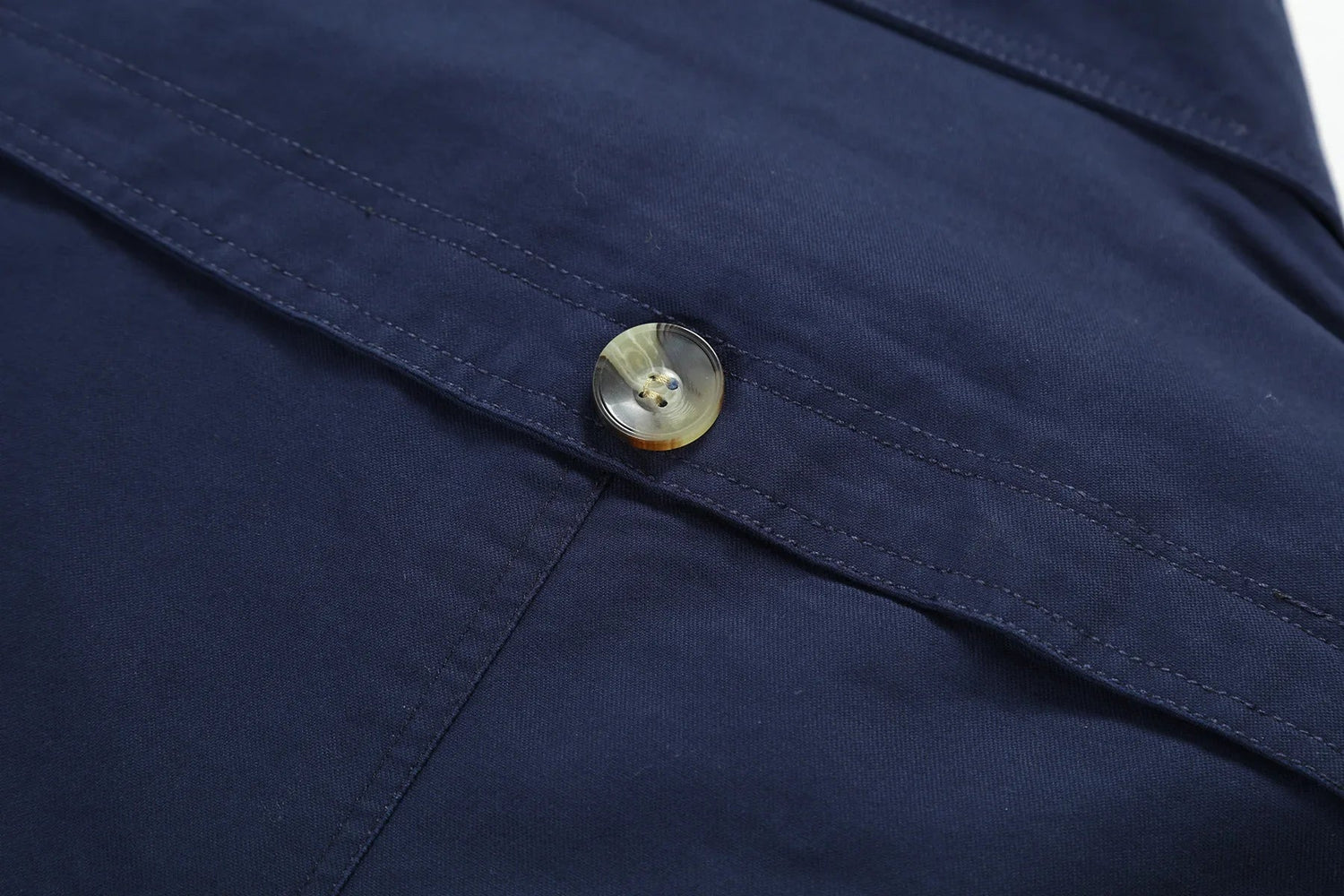Moteriktig lang trenchcoat for menn