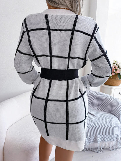 Elegant rutete kjole med lange ermer