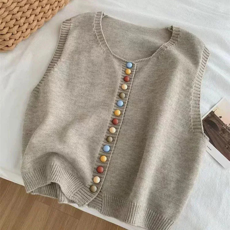 Klaerigo | STRIKKEVEST MED FARGEDE KNAPPER