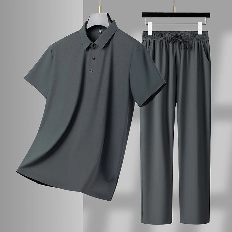 Sommerens Favoritt: Pustende Herresett i Is-silke – Polo &amp; Bukse i Todelt Joggedress