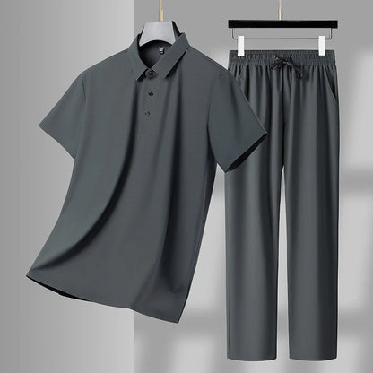 Sommerens Favoritt: Pustende Herresett i Is-silke – Polo &amp; Bukse i Todelt Joggedress