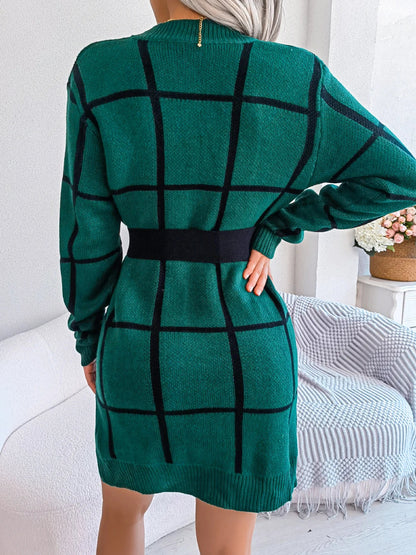 Elegant rutete kjole med lange ermer