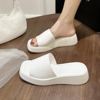Minimalistiske slidesandaler med bred rem